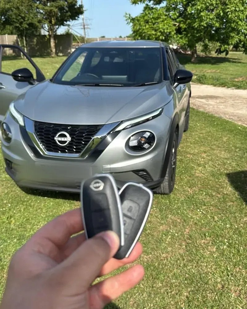 Nissan Juke key cut and coded on the driveway by a mobile auto locksmith